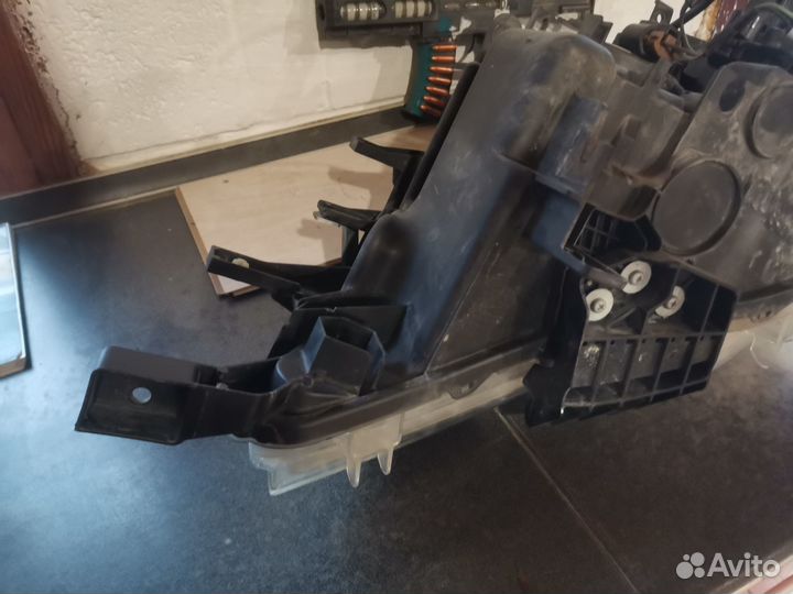 Фара передняя правая Ниссан Серена