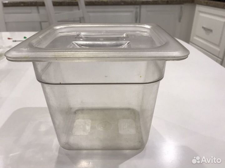 Контейнер пластиковый с крышкой, в наличии 3 шт, р