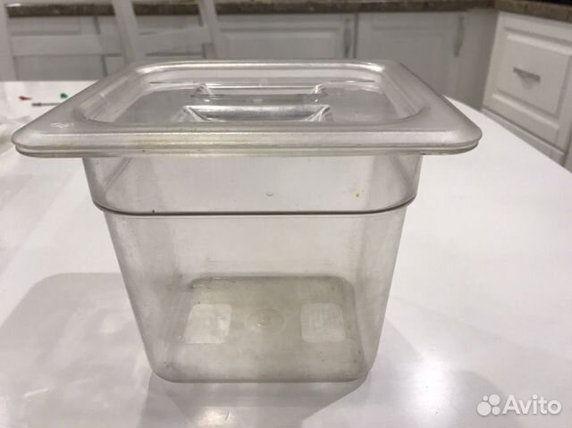 Контейнер пластиковый с крышкой, в наличии 3 шт, р