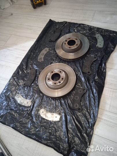 Передние тормозные диски и колодки Porsche Cayenne