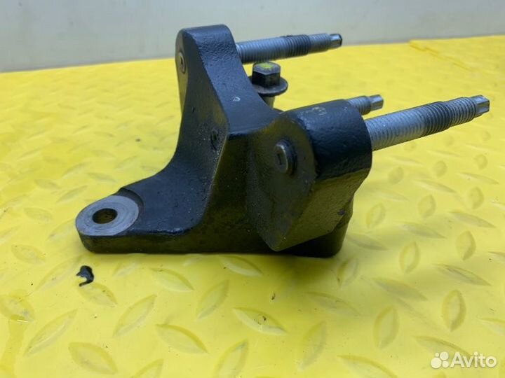 Кронштейн двс правый Ford Transit 8 FCD 310M