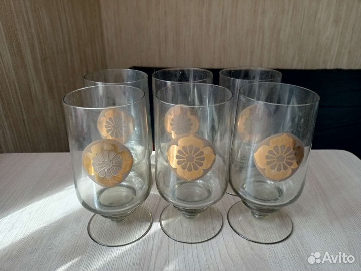 Стеклянные и хрустальные бокалы, рюмки, тарелки