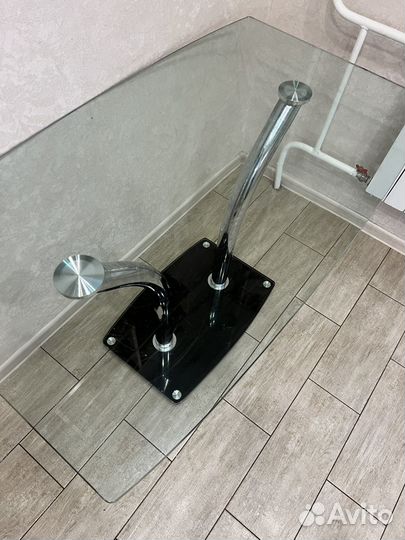 Стеклянный кухонный стол