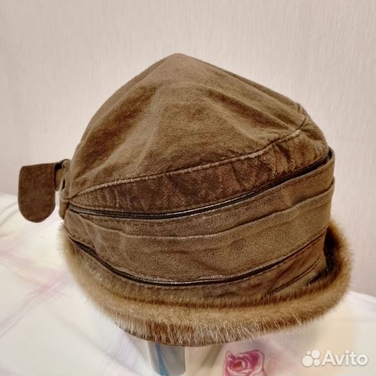 Зимняя женская шапка из замша на меху