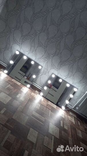 Гримерное зеркало с лампочками