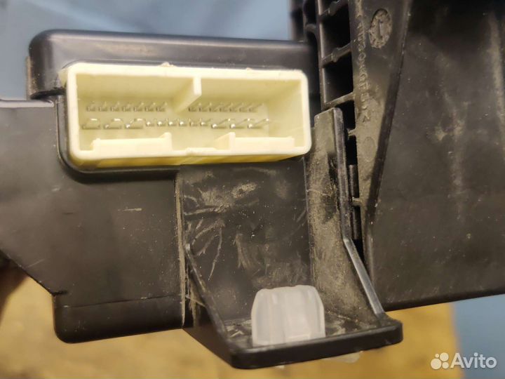 Блок предохранителей Toyota LC200 2016г