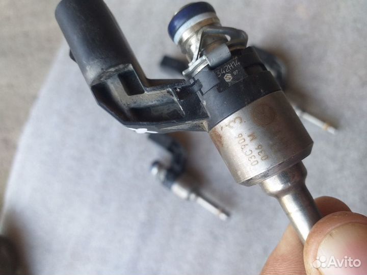 Форсунка топливная Volkswagen Tiguan caxa 1.4