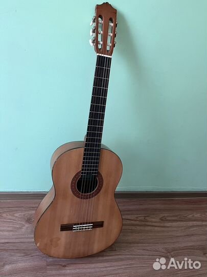 Продам классическую гитару Yamaha c - 40m