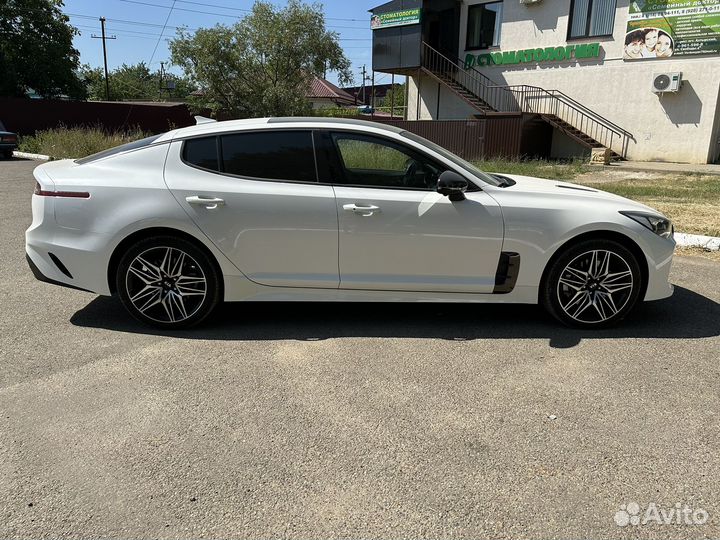 Kia Stinger 2.0 AT, 2021, 1 800 км