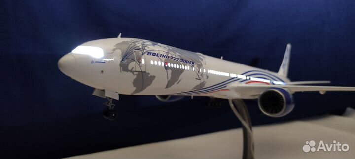 Коллекционная модель самолета Boeing 777-300