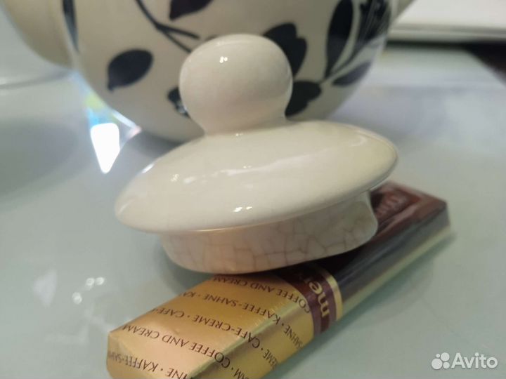 Заварочный чайник и две кружки