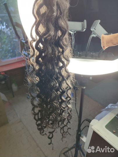 Волосы на заколках черные