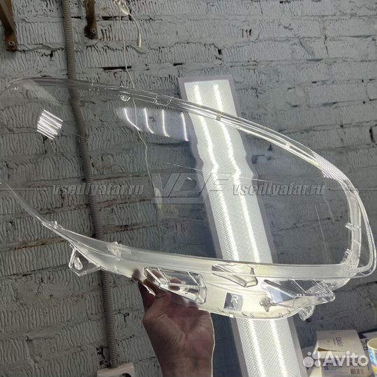 Уцененное стекло для фары Toyota Tundra / Sequoia