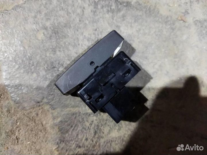 Кнопка центрального замка Volkswagen Touareg