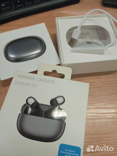 Беспроводные наушники Apple и Honor