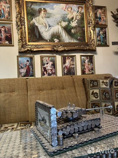 Танк на подставке с крышкой из монет