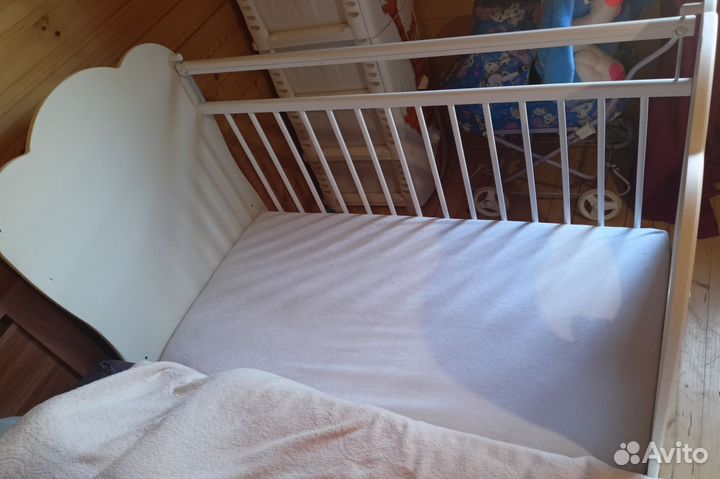 Детская кроватка с маятником и ящиком