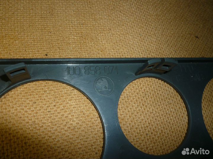 Рамка магнитолы в торпедо Skoda Octavia 1.6 aee