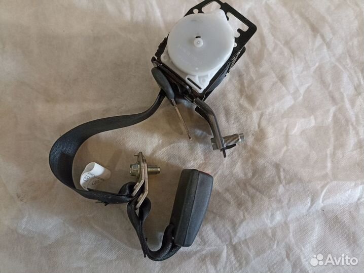 Mazda 3 BL Ремень безопасности задний центральный