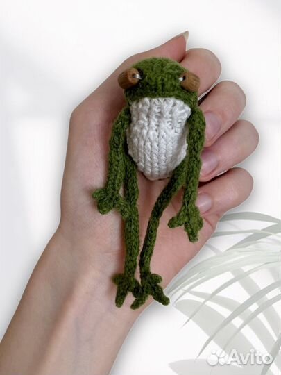 Вязаная лягушка, карманная игрушка