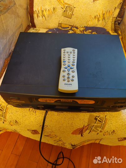 Видеомагнитофон Philips VR-496/55