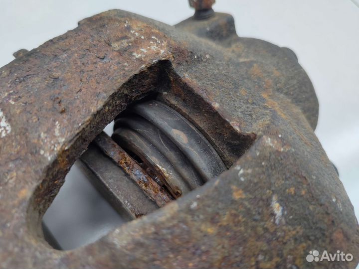 Суппорт передний правый Volkswagen Golf MK4