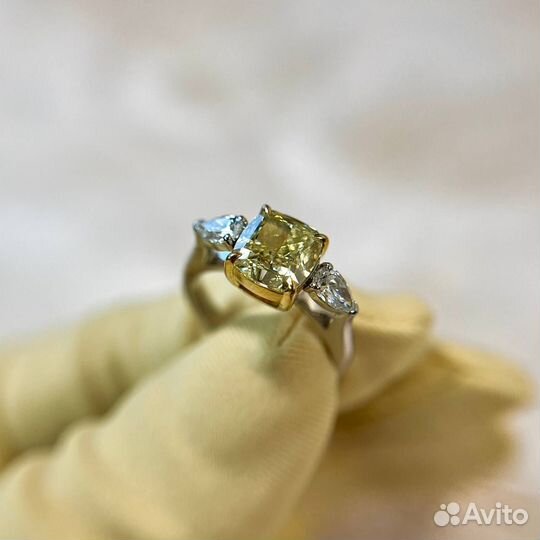 Кольцо с центральным бриллиантом кушон 2,03ct + 2 груша cvd