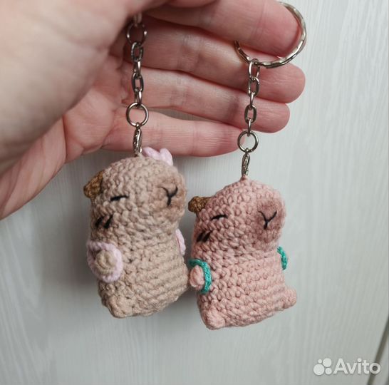Капибара - вязаный брелок, ручная работа