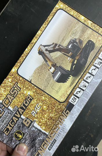 Экскаватор на пульте управления