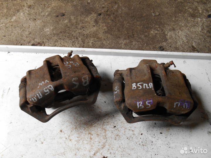 Передний правый суппорт Volkswagen Passat B5