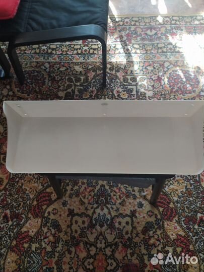 Вентиляционная решетка с сеткой, трубы, полки