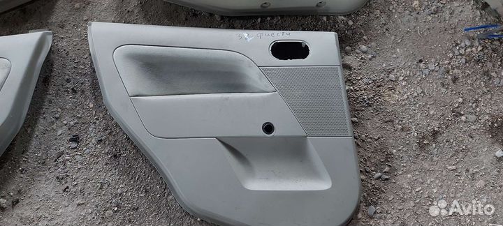 Обшивка двери на Ford Fiesta