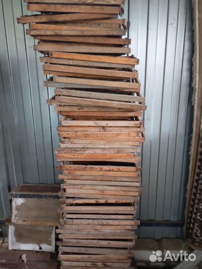 Ульи для пчел и пасечный инвентарь