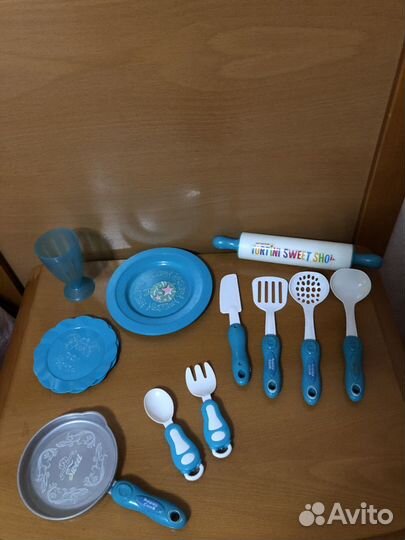 Кухня детская,много посуды