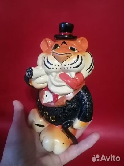 Фарфоровая статуэтка