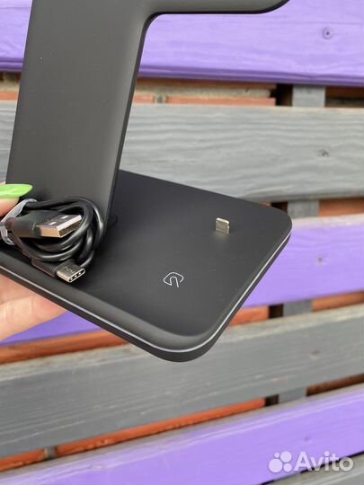 Беспроводная зарядная станция для трех устройств