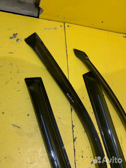 Ветровик Toyota Land Cruiser Prado 150 2009-2013