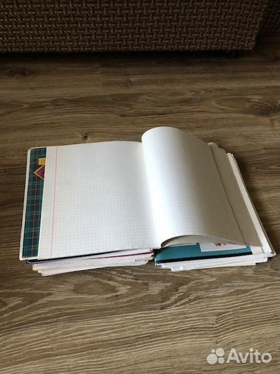 Большая стопка общих тетрадей и тетрадные листы
