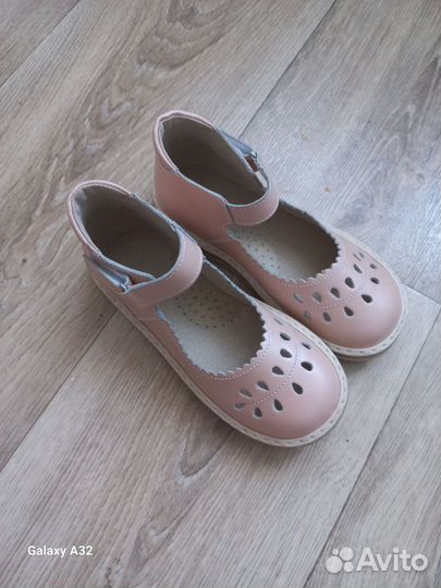 Туфли для девочки новые