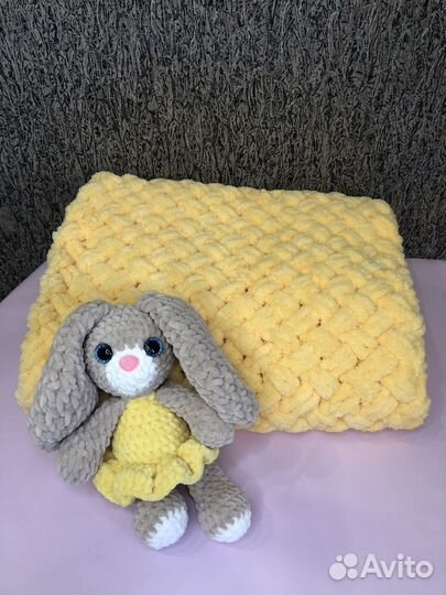 Набор на выписку, плед и игрушка из плюшевой пряжи