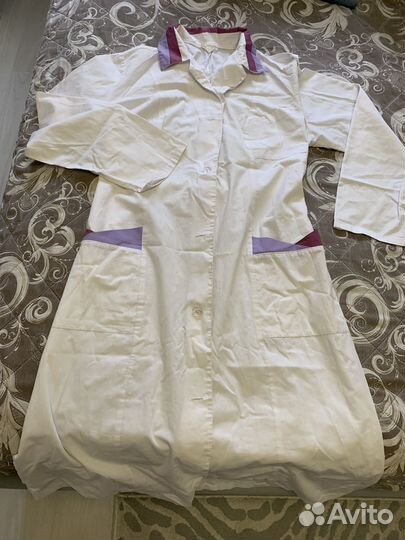 Белый медицинский халат и костюм