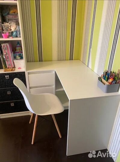 Письменный стол с ящиками и полками