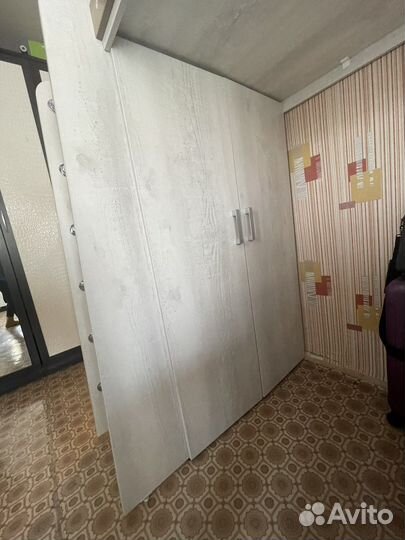 Детский уголок с кроватью, столом и шкафом