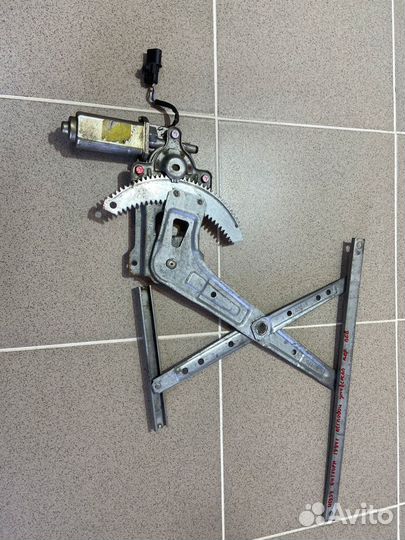 Стеклоподъемник передний левый Isuzu Bighorn 1994