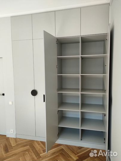 Книжный шкаф