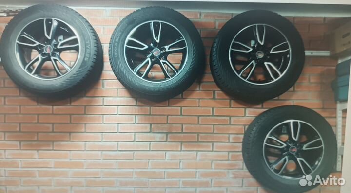 Стойки для хранения колёс с креплением на стену