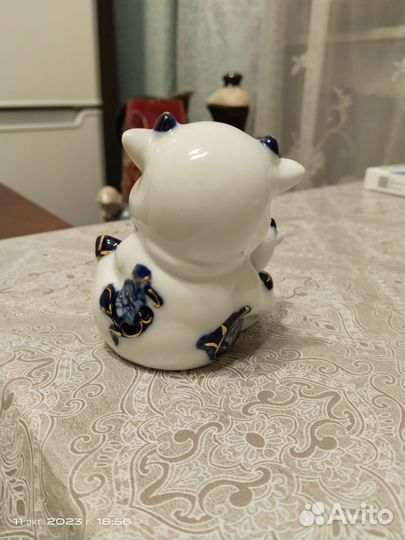 Статуэтка фарфор, Веселая свинка
