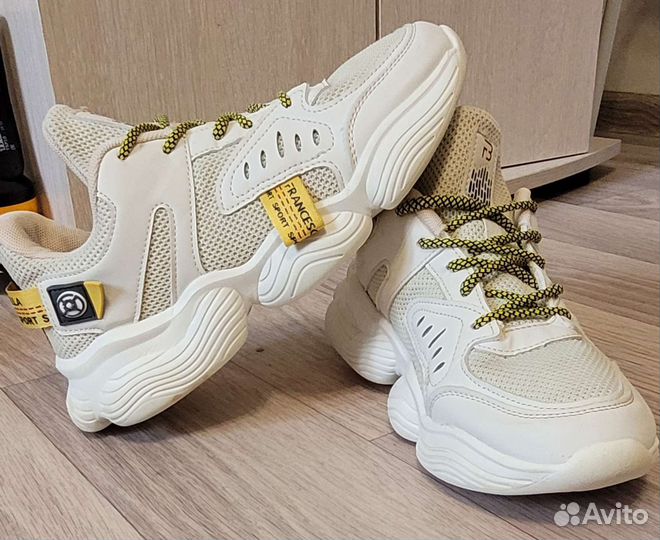 Кроссовки женские