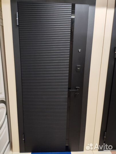 Установим дверь входную