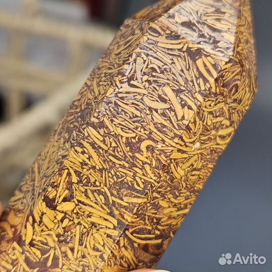 Статуэтка в форме кристалла из змеиной яшмы